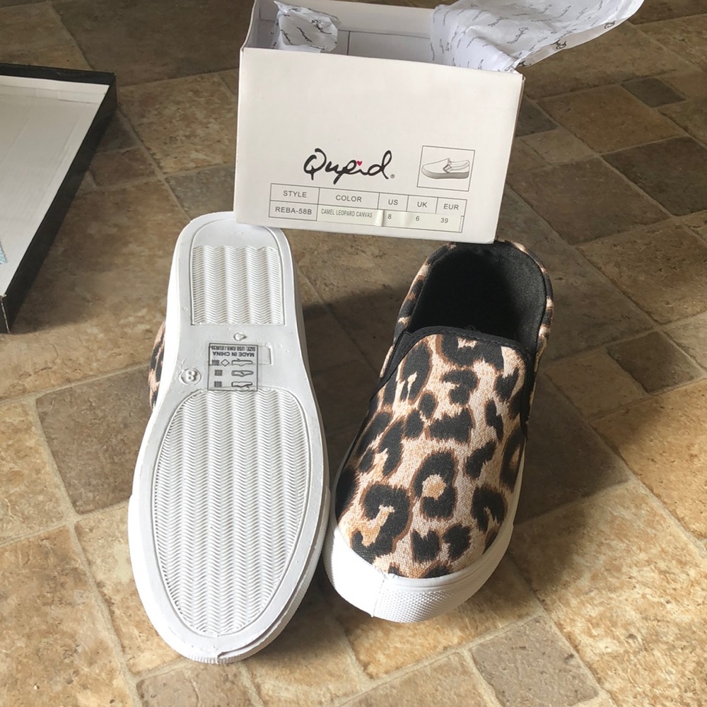 Leopard canvas slip-ons